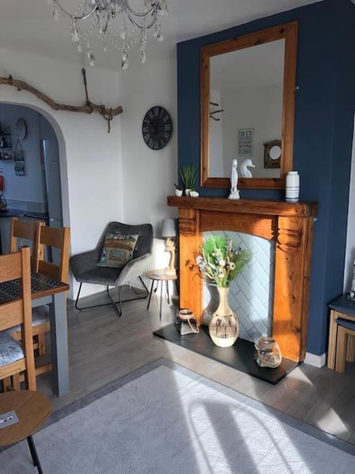 First Floor Apartment With Mountain Views Tywyn Kültér fotó